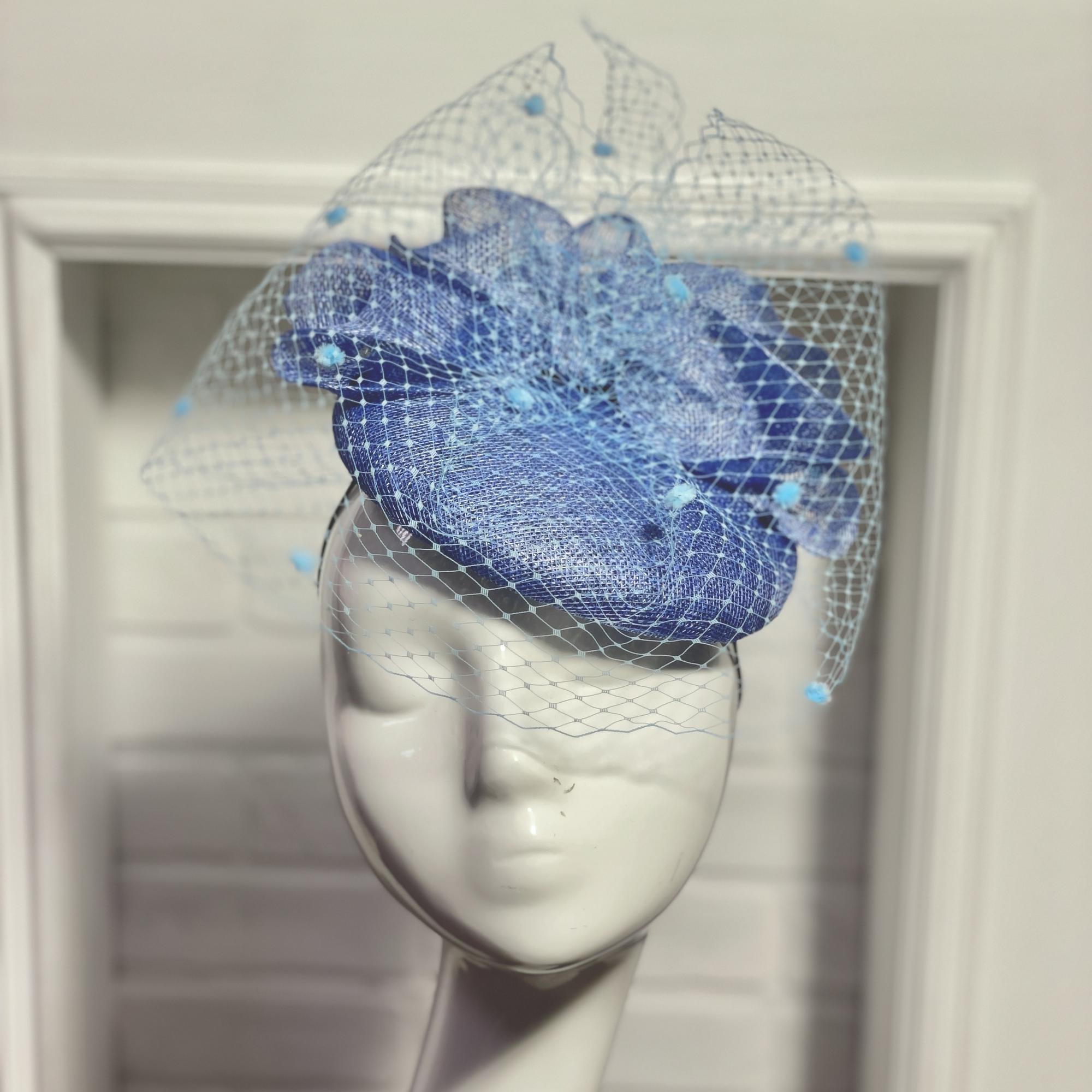 Голубая шляпка таблетка с бантом и вуалью из синамей, шляпки для скачек купить в Москве