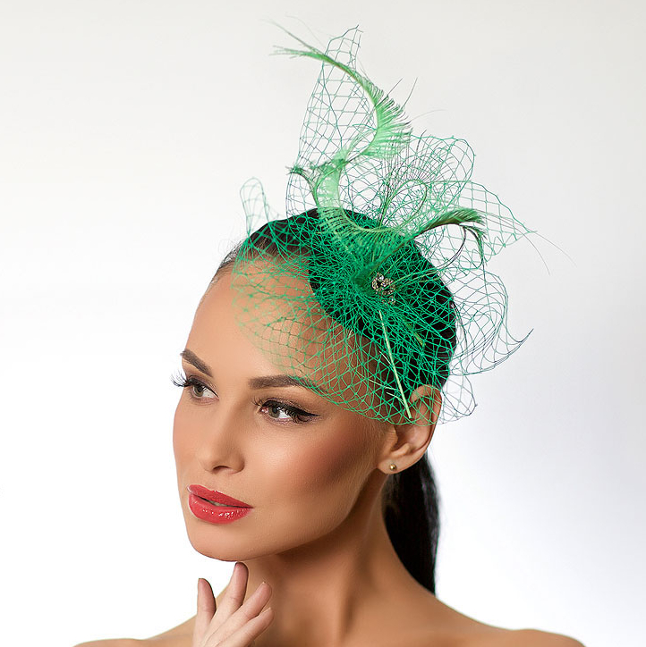 шляпка, купить шляпку, изумрудная шляпка, зеленая шляпка, зеленая вуалетка, шляпка с вуалью, шляпка с перьями, шляпка с цветами, дизайнерская шляпка, шляпка на заказ, шляпка ручной работы, эксклюзивная шляпка, Анна Андриенко, шляпка таблетка, ретро шляпка, шляпка с кружевом, свадебная шляпка, шляпка для невесты, шляпка для свадьбы, вечерняя шляпка, шляпка для скачек, шляпка для праздника, шляпка для фотосессии