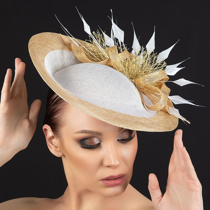 купить шляпку для скачек в москве, шляпки для скачек, шляпки для свадьбы, свадебная шляпка, женская шляпка, белая шляпка, шляпка с перьями, купить шляпку спб, вечерняя шляпка, шляпка для праздника, шляпка для невесты, светская шляпка, дизайнерская шляпка, Анна Андриенко, шляпки для ипподрома