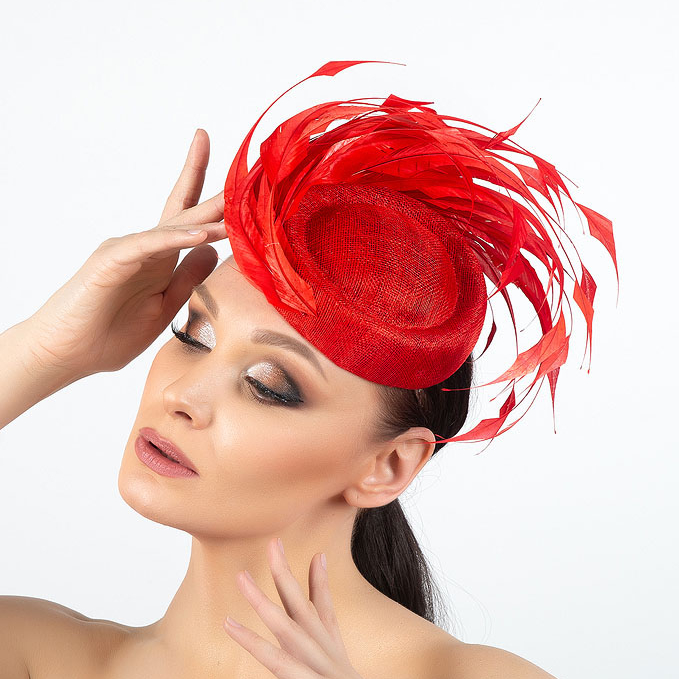 Вечерняя шляпка таблетка с перьями для скачек, дизайнерские головные уборы купить Москва, свадебная шляпка, красная шляпка таблетка