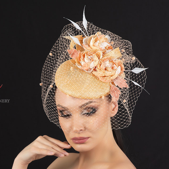 бежевая шляпка таблетка с цветами и вуалью из синамей, шляпки для скачек купить в Москве