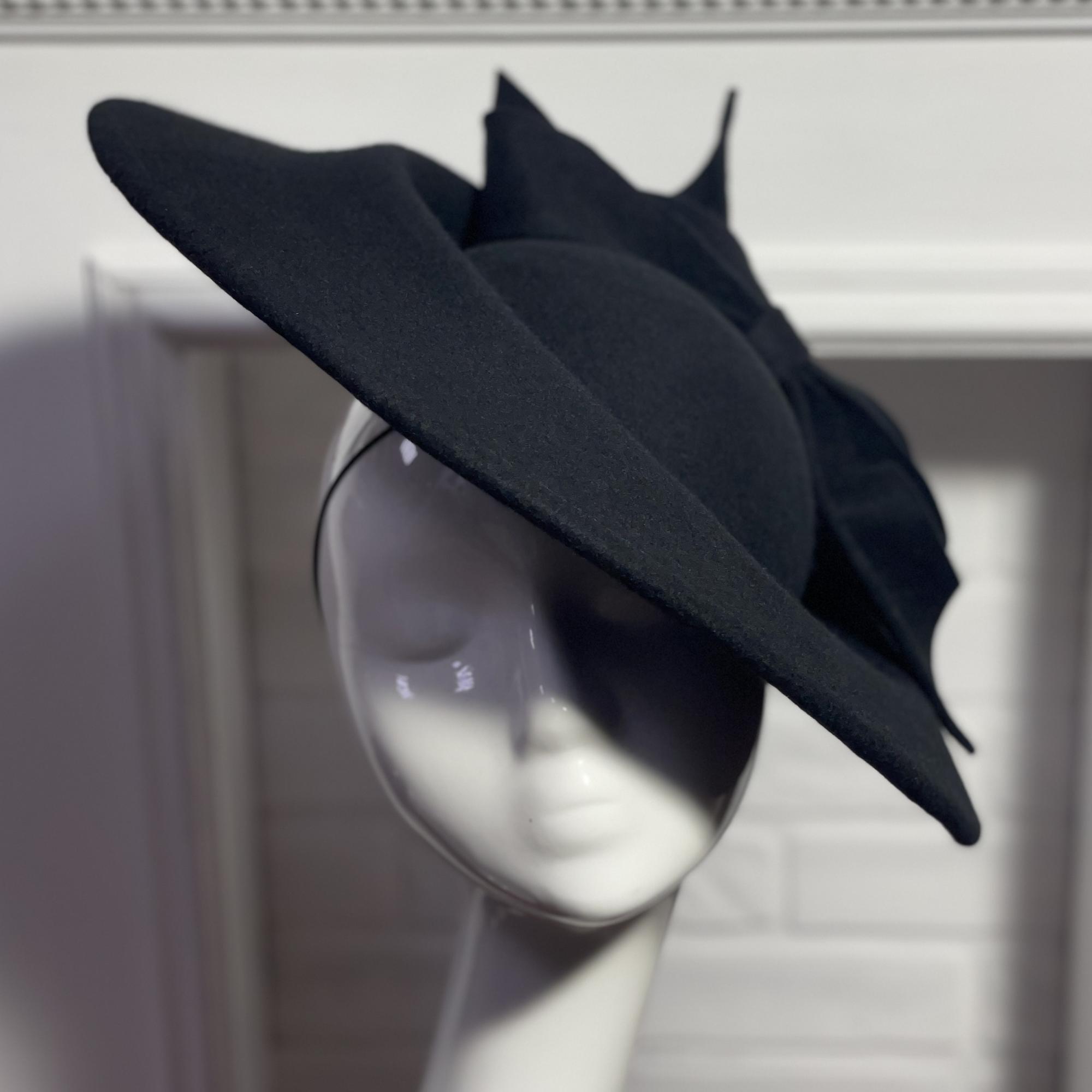 Черная ассиметричная шляпка с бантом , фетровая женская шляпка, дизайнерский головной убор Анна Андриенко