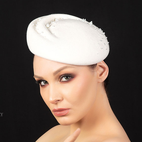 Шляпка таблетка белая из фетра, дизайнерские шляпки Анна Андриенко, свадебная шляпка