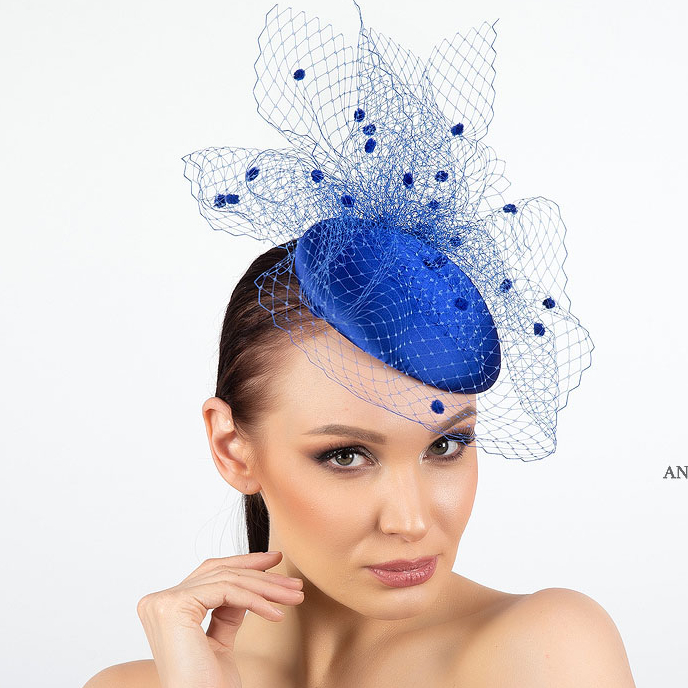 купить синюю шляпку таблетку с вуалью, маленькая синяя фетровая шляпка, Анна Андриенко дизайнерские шляпки, синяя шляпка для скачек с вуалью