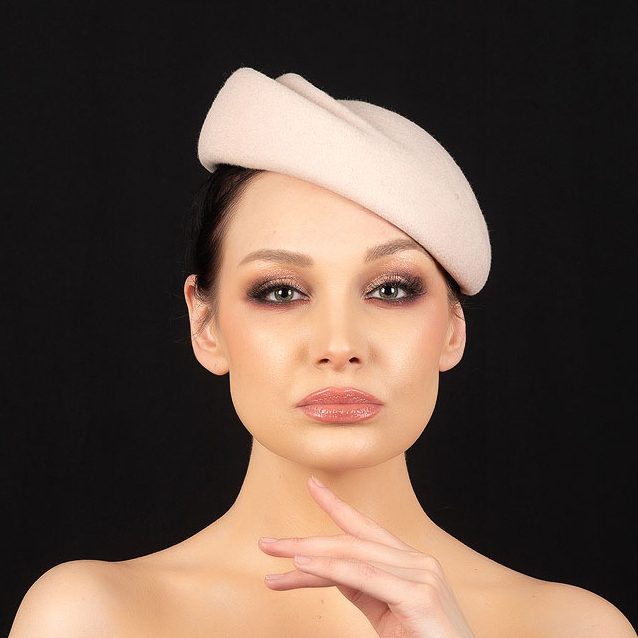 Шляпка таблетка кремовая из фетра, дизайнерские шляпки Анна Андриенко, купить шляпку в Москве