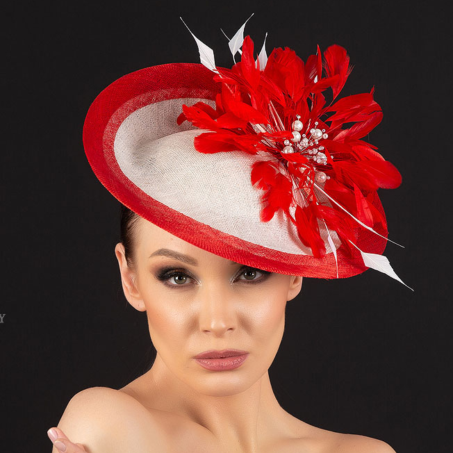 купить шляпку для скачек в москве, шляпки для скачек, шляпки для свадьбы, свадебная шляпка, женская шляпка, красно-белая шляпка, шляпка с перьями, купить шляпку спб, вечерняя шляпка, шляпка для праздника, светская шляпка, дизайнерская шляпка, Анна Андриенко