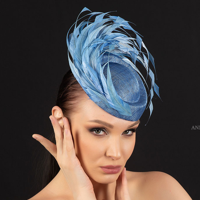 Вечерняя шляпка таблетка с перьями для скачек, дизайнерские головные уборы купить Москва, свадебная шляпка, голубая шляпка таблетка