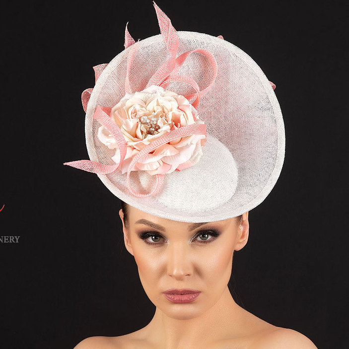 Дизайнерская белая шляпка для скачек , шляпа из синамей с цветами, дизайнерские шляпы Анна Андриенко