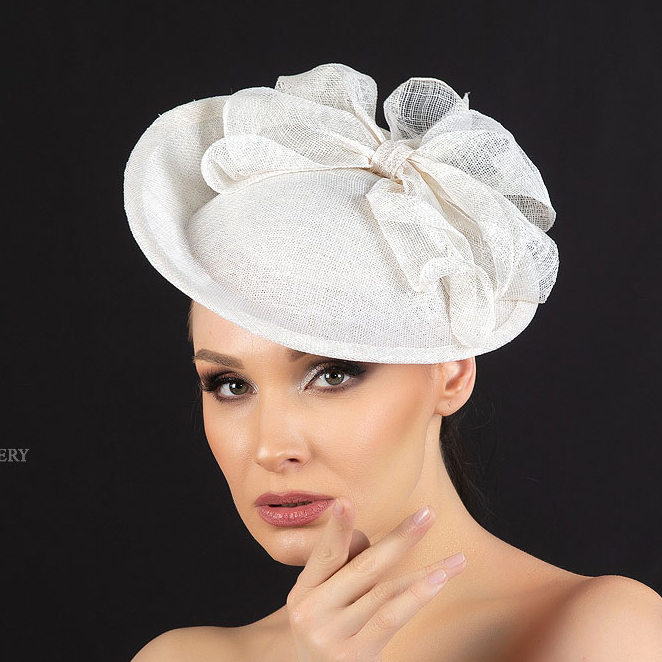 купить шляпку для скачек в москве, шляпки для скачек, шляпки для свадьбы, белая шляпка, женская шляпка, купить шляпку спб, вечерняя шляпка, шляпка для праздника, шляпка для невесты, светская шляпка, дизайнерская шляпка, Анна Андриенко, шляпки для ипподрома