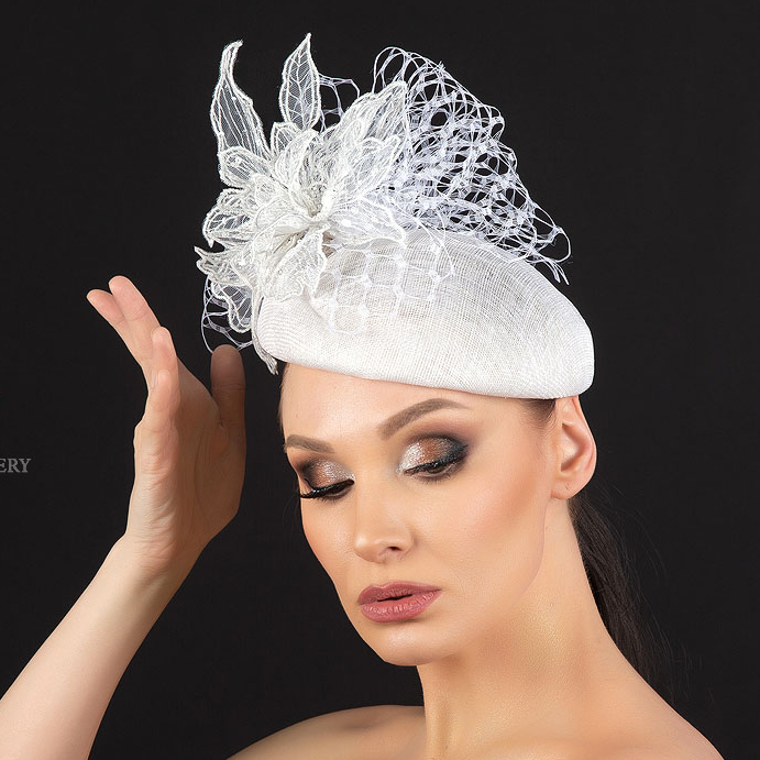 Вечерняя  белая шляпка с цветком и вуалью, дизайнерские шляпки Анна Андриенко, купить шляпку для скачек, купить шляпку для праздника, шляпки в москве, шляпки СПб