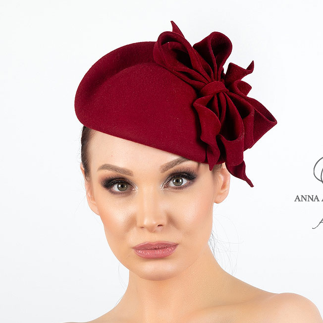 Вечерняя шляпка таблетка с перьями для скачек, дизайнерские головные уборы купить Москва, свадебная шляпка, черная шляпка таблетка