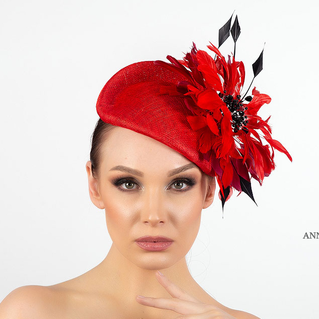 Шляпка таблетка красная из синамей с перьями, дизайнерские шляпки Анна Андриенко, купить шляпку для скачек, вечерние шляпки в Москве