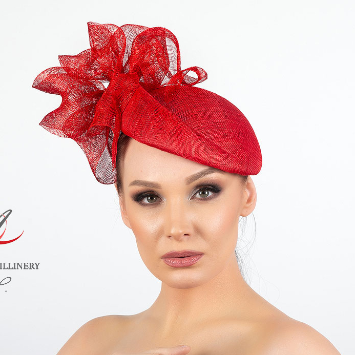 Вечерняя  красная шляпка с цветком и вуалью, дизайнерские шляпки Анна Андриенко, купить шляпку для скачек, купить шляпку для праздника, шляпки в москве, шляпки СПб