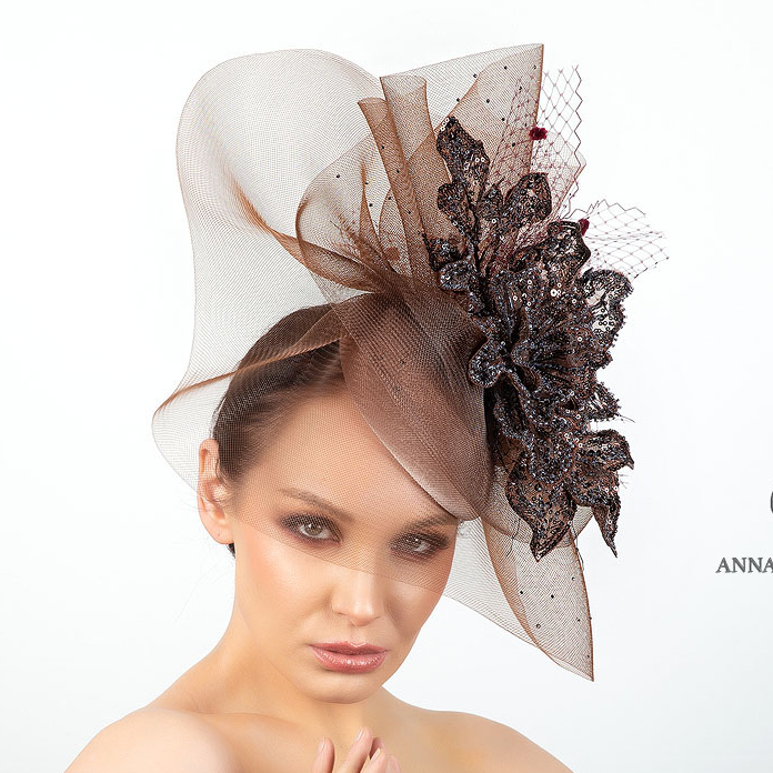 Вечерняя женская шоколадная шляпка с цветком и регилином, купить шляпки для скачек в Москве, дизайнерские головные уборы Анна Андриенко СПб