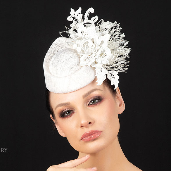 Белая свадебная шляпка таблетка с цветами, шляпки для скачек, дизайнерские головные уборы Анна Андриенко