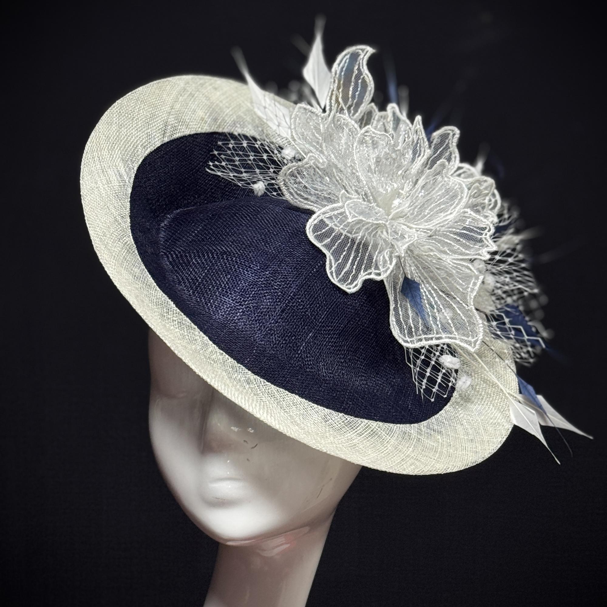 купить шляпку для скачек в москве, шляпки для скачек, шляпки для свадьбы, свадебная шляпка, женская шляпка, темно-синяя с белым шляпка, шляпка с перьями, купить шляпку спб, вечерняя шляпка, шляпка для праздника, светская шляпка, дизайнерская шляпка, Анна Андриенко