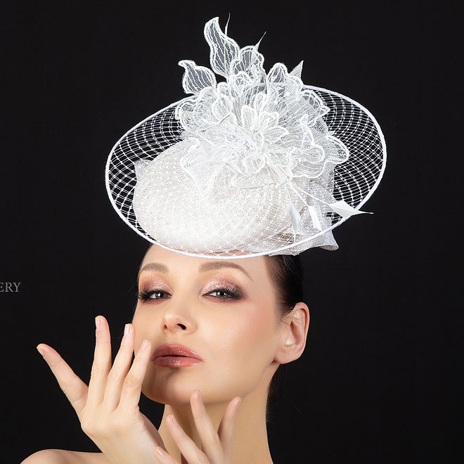 Вечерняя шляпка вуалетка с объемными цветами купить в Москве, шляпки для скачек москва, купить дизайнерский головной убор Анна Андриенко СПБ