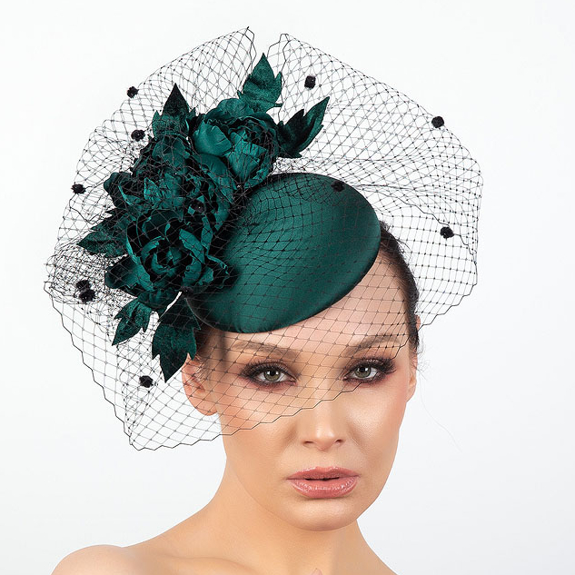 купить изумрудную шляпку с вуалью, шляпка для скачек, женские шляпки спб, дизайнерские шляпки Анна Андриенко, свадебные шляпки вуалетки, вечерние шляпки купить в москве