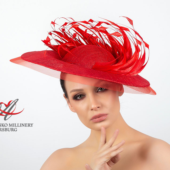 купить шляпку для скачек в москве, шляпки для скачек, шляпки для свадьбы, свадебная шляпка, женская шляпка, красная шляпка, шляпка с перьями, купить шляпку спб, вечерняя шляпка, шляпка для праздника, светская шляпка, дизайнерская шляпка, Анна Андриенко, шляпки для ипподрома