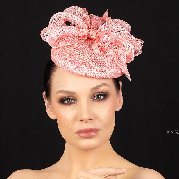 розовая шляпка таблетка с бантом из синамей, шляпки для скачек купить в Москве