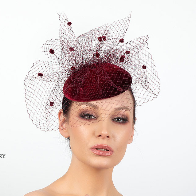 купить бордовую шляпку таблетку с вуалью, маленькая бордовая фетровая шляпка, Анна Андриенко дизайнерские шляпки, бордовая шляпка для скачек с вуалью