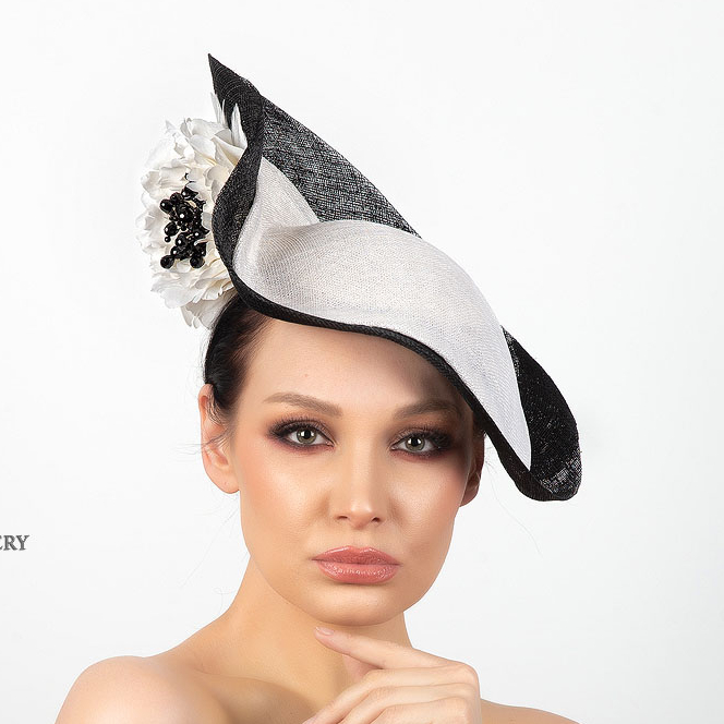 купить белую шляпу для скачек, широкополая шляпа, свадебная шляпа, шляпа для свадьбы, шляпа для невесты, черно-белая шляпа, шляпа с круглой тульей, шляпа с большими полями, летняя шляпа, шляпа для лета, шляпа для пляжа, светская шляпа, дизайнерская шляпа, Анна Андриенко, шляпа с большими полями, шляпа для скачек, вечерняя шляпа, шляпа для праздника, шляпа для фотосессии