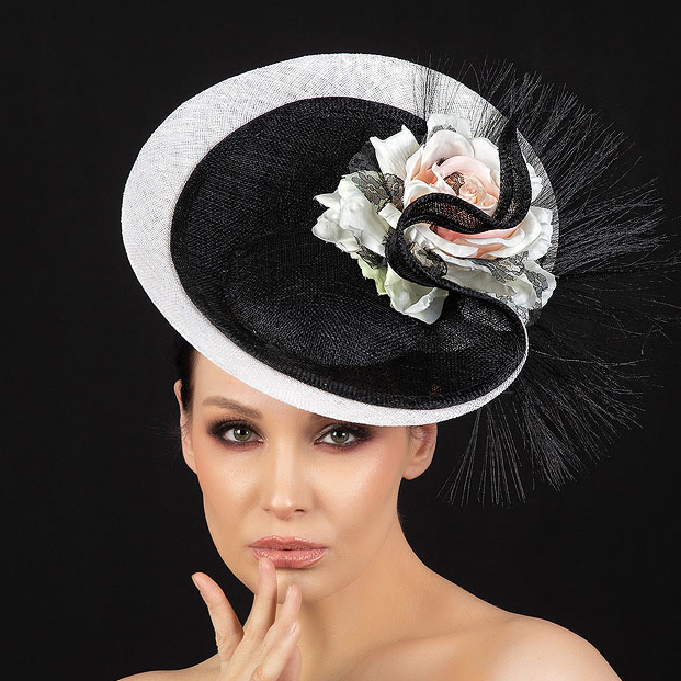 Дизайнерская черно-белая шляпка для скачек , шляпа из синамей с цветами, дизайнерские шляпы Анна Андриенко