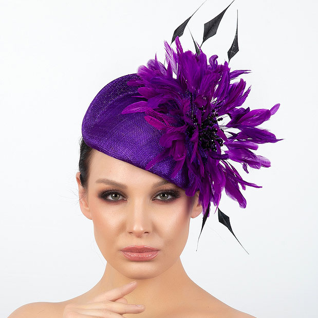 Шляпка таблетка цвета фиолетового цвета из синамей с перьями, дизайнерские шляпки Анна Андриенко, купить шляпку для скачек, вечерние шляпки в Москве