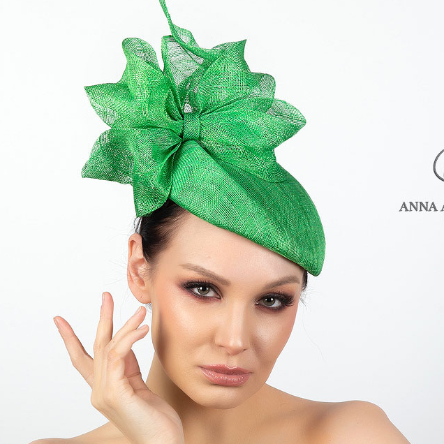 Вечерняя зеленая шляпка с цветком и вуалью, дизайнерские шляпки Анна Андриенко, купить шляпку для скачек, купить шляпку для праздника, шляпки в москве, шляпки СПб