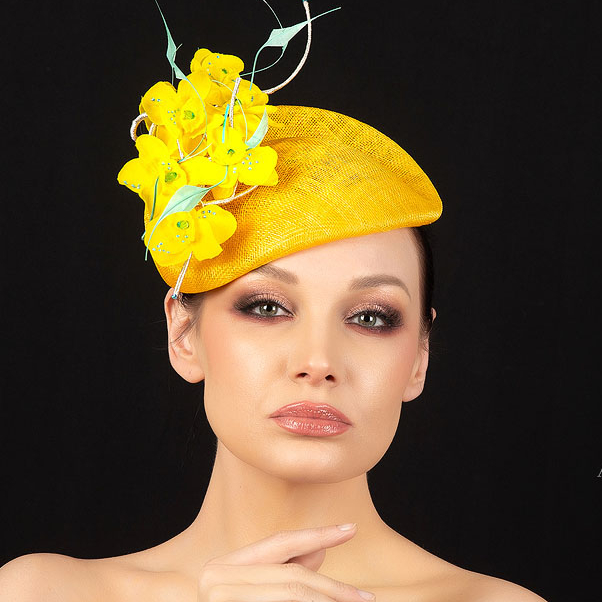Шляпка таблетка желтая, дизайнерские шляпки Анна Андриенко, шляпки для скачек, шляпка из синамей