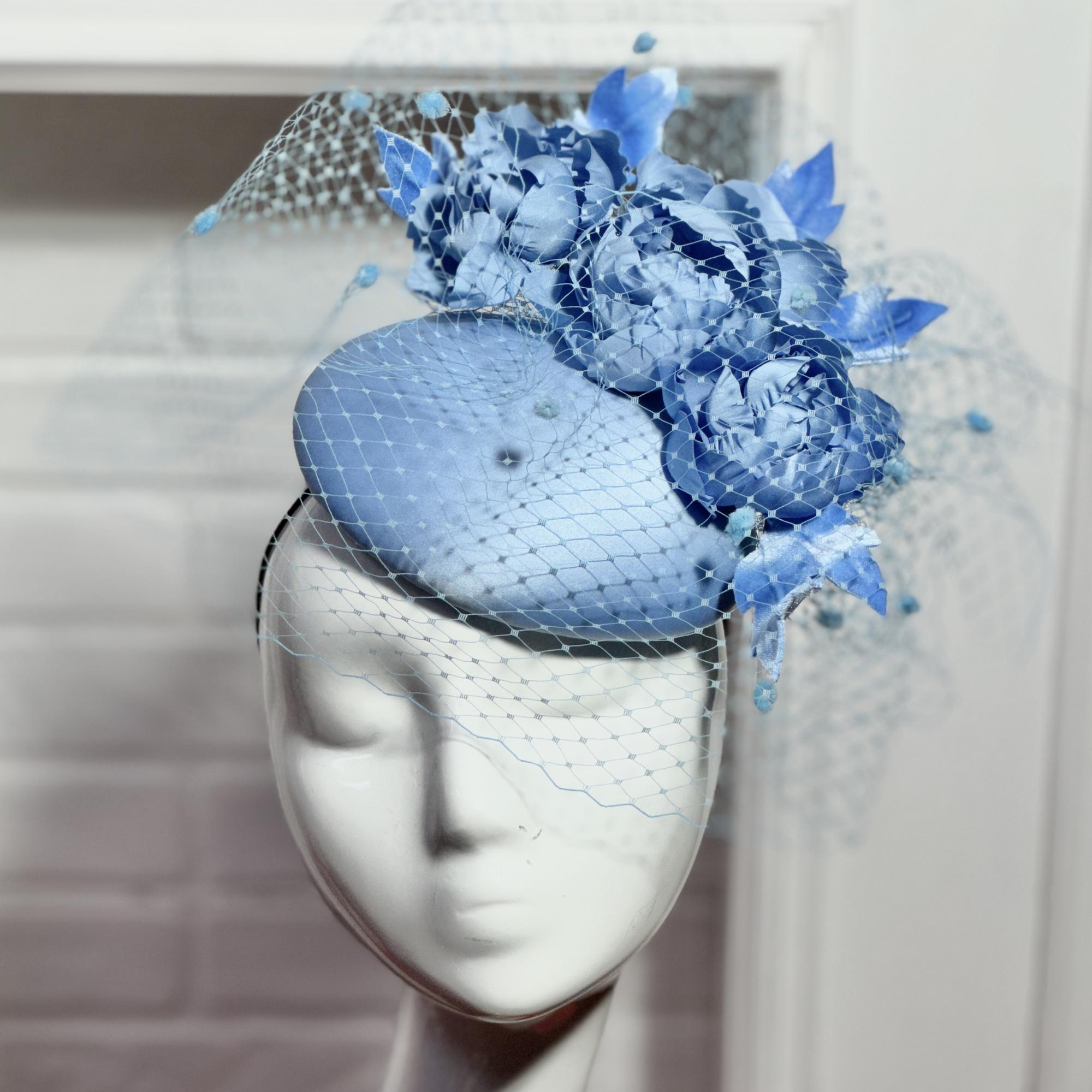 купить голубую шляпку +с вуалью, шляпка +для скачек, женские шляпки спб, дизайнерские шляпки Анна Андриенко, свадебные шляпки вуалетки, шляпки питер, вечерние шляпки купить +в москве