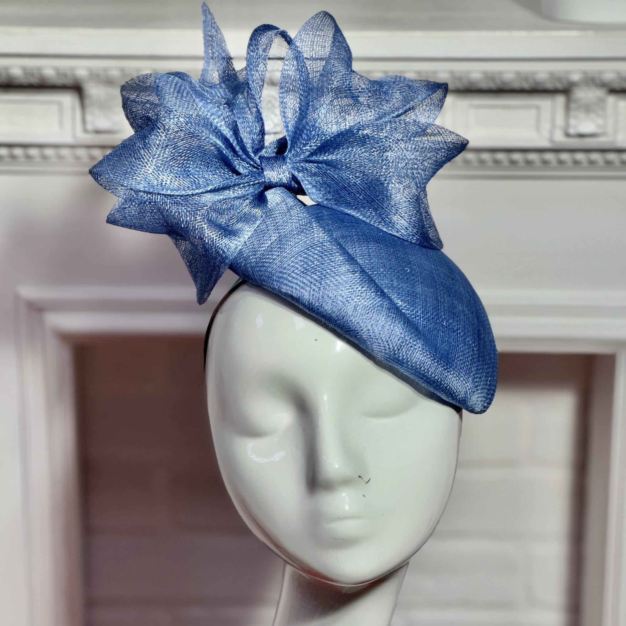Вечерняя голубая шляпка с цветком, дизайнерские шляпки Анна Андриенко, купить шляпку для скачек, купить шляпку для праздника, шляпки в москве, шляпки СПб