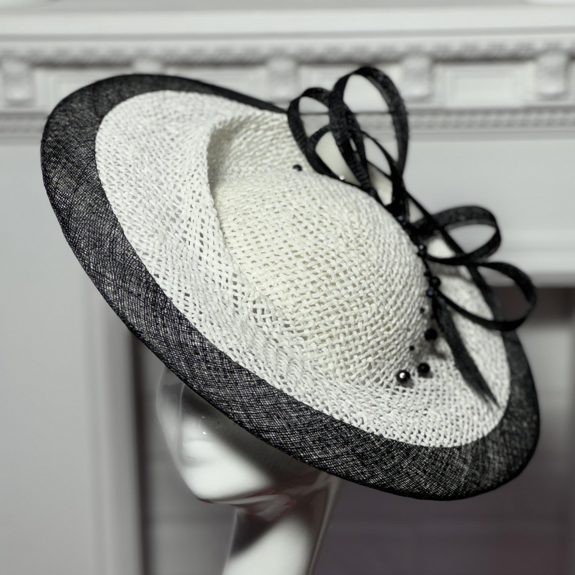 купить шляпку для скачек в москве, шляпки для скачек, шляпки для свадьбы, свадебная шляпка, женская шляпка, бело-черная шляпка, шляпка с перьями, купить шляпку спб, вечерняя шляпка, шляпка для праздника, шляпка для невесты, светская шляпка, дизайнерская шляпка, Анна Андриенко, шляпки для ипподрома