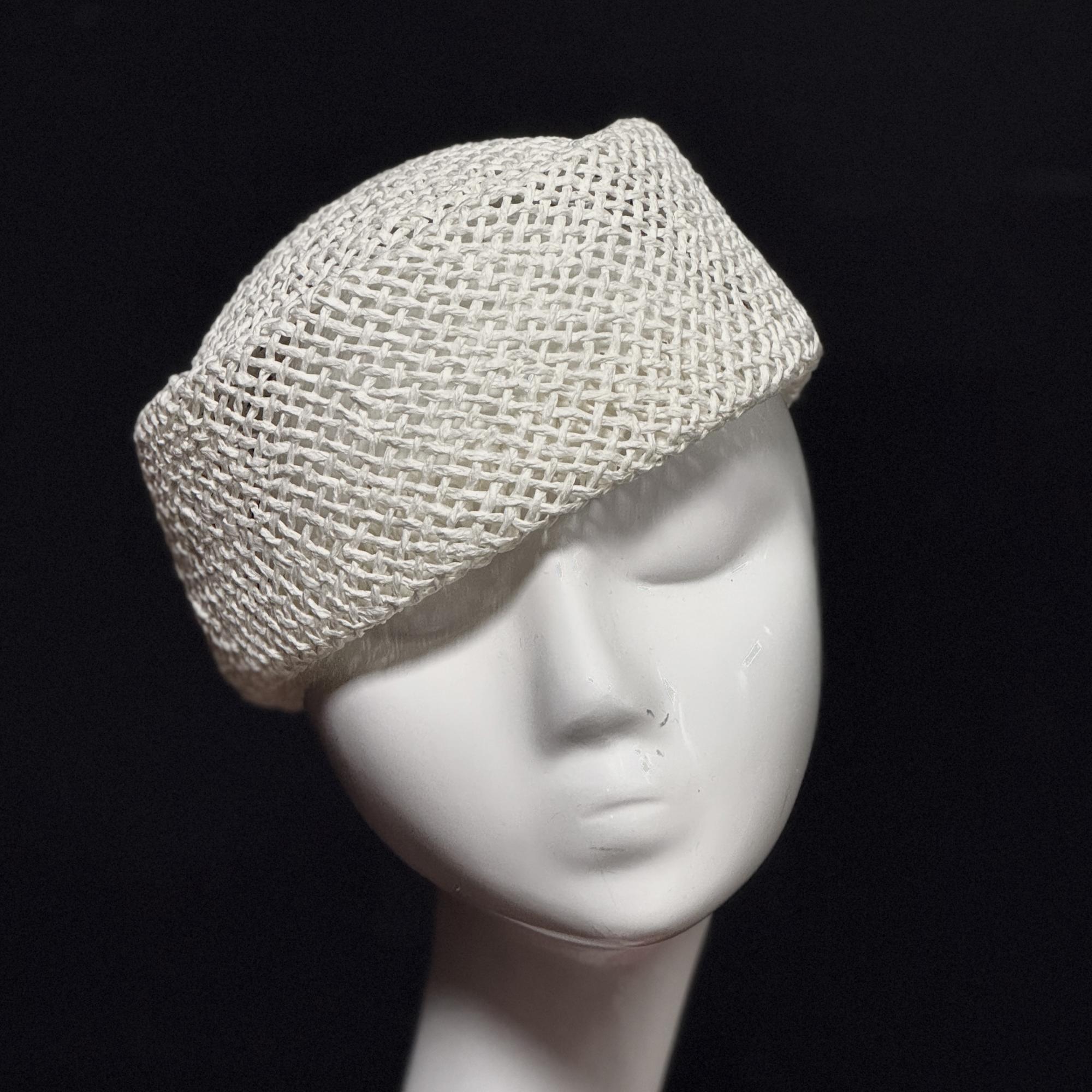 Летняя белая шляпка таблетка из тойо, дизайнерские шляпы Анна Андриенко