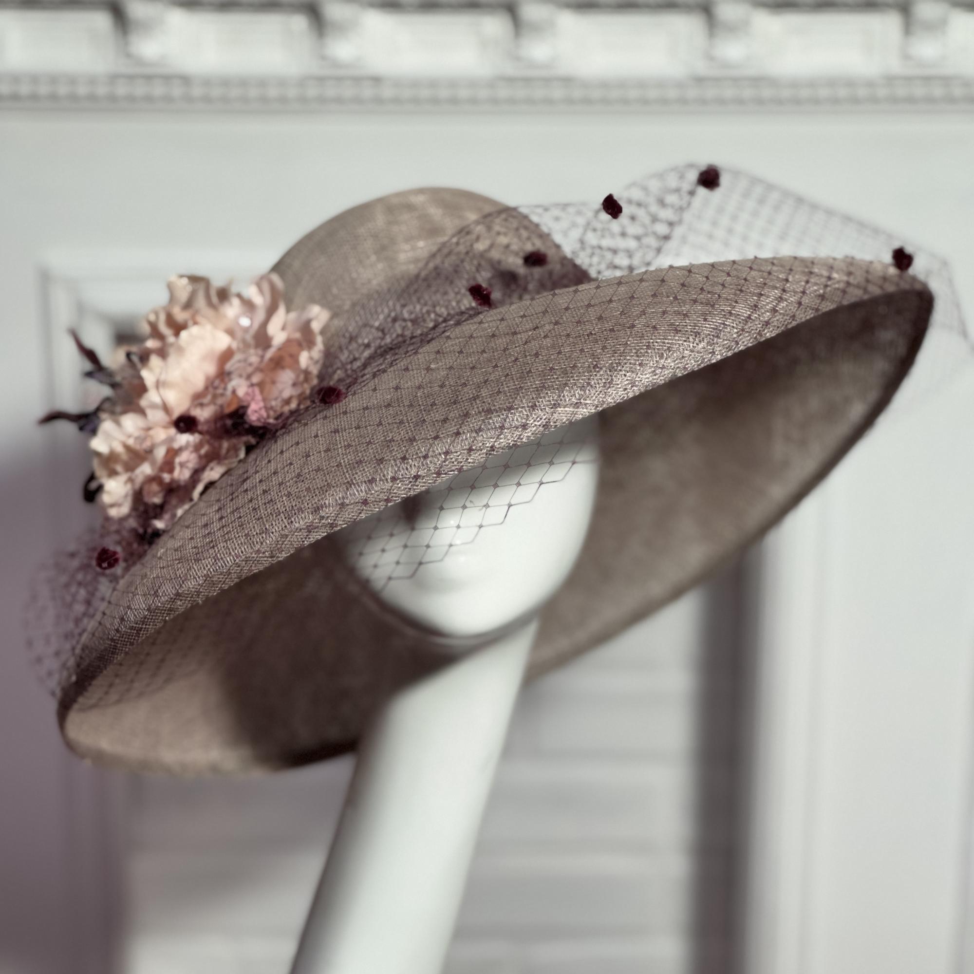 Серая широкополая шляпа из Синамей купить в Москве, шляпка для скачек купить в Питере, дизайнерские шляпы Анна Андриенко