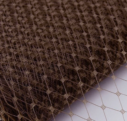 ТЕМНО-КОРИЧНЕВЫЙВуаль для шляп, без мушек. Размер ячеек стандартный: 15 х 10 мм. Ширина полотна: 25 см.