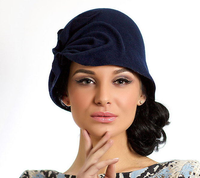 Шляпа, шляпка, стильная шляпа, головной убор, ручная работа, женский головной убор, фетр, шляпка из фетра, осенняя шляпка, зимняя шляпка, шляпка на осень, ретро шляпка, классическая шляпа, женская шляпа, клош, шляпка клош, шляпка Гетсби , серо-лиловая шляпка, синяя шляпка, темно-синяя шляпка, Анна Андриенко,