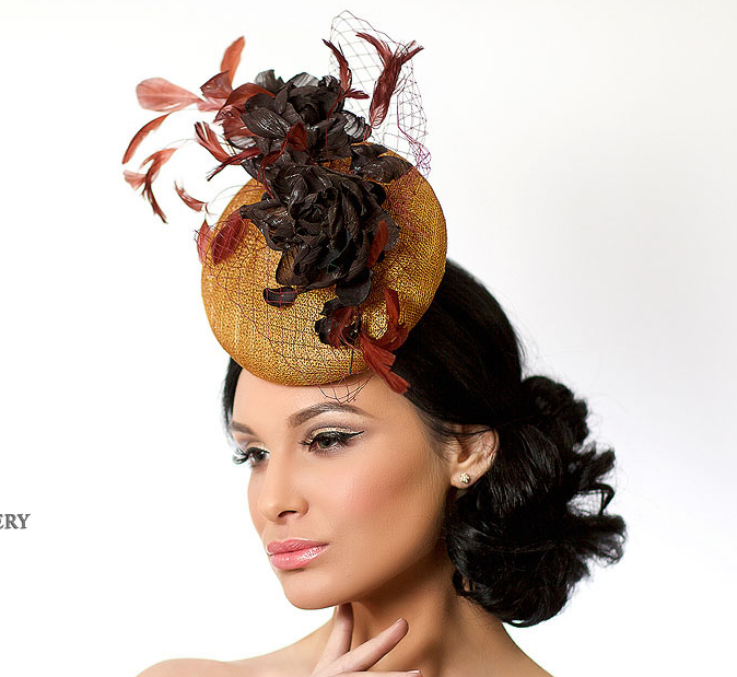 шляпка, вечерняя шляпка, шляпа, вечерняя шляпа, перья, шляпка с вуалью, вуалетка, шляпа с цветами, шляпа для скачек, шелковые цветы, широкополая шляпа, светская шляпа, светская шляпка, пляжная шляпа, шляпка с цветами, шляпка с перьями, ручная работа, шляпка для скачек, котельная шляпка, шляпка для праздника, черная шляпа, черная шляпка, головной убор, коричневая шляпа