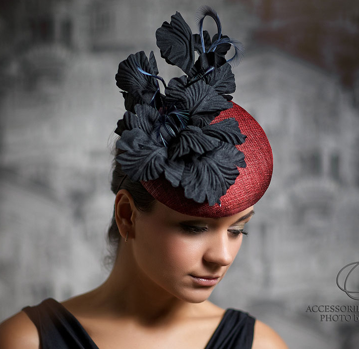 шляпка, вечерняя шляпка, шляпка таблетка, перья, шляпка с вуалью, вуалетка, шляпка с перьями, ручная работа, шляпка для скачек, котельная шляпка, шляпка для праздника, черная шляпка, синяя шляпка, головной убор, шляпка с цветами, шляпка с розами, шелковые цветы, цветы ручной работы, свадебная шляпка, шляпка для невесты, белая шляпка, свадебная вуалетка