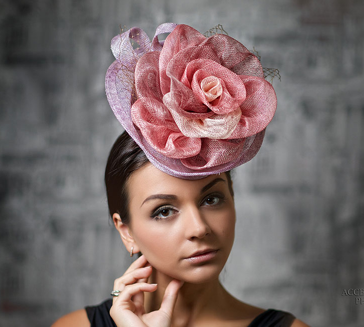 шляпка, вечерняя шляпка, шляпка таблетка, перья, шляпка с вуалью, вуалетка, шляпка с перьями, ручная работа, шляпка для скачек, котельная шляпка, шляпка для праздника, черная шляпка, синяя шляпка, головной убор, шляпка с цветами, шляпка с розами, шелковые цветы, цветы ручной работы, свадебная шляпка, шляпка для невесты, белая шляпка, свадебная вуалетка