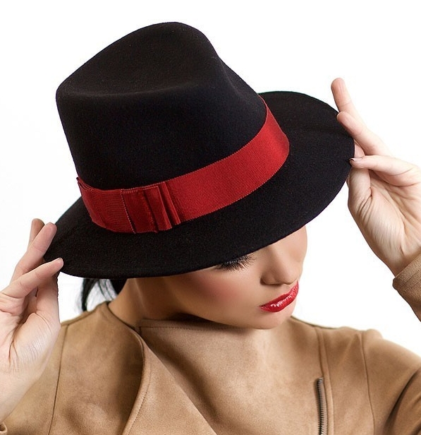 Черная шляпа с бордовая лентой, фетровая шляпа, черная шляпа, женская шляпа, шляпа с полями, шляпа федора, шляпа трилби, шляпа борсалино, женская шляпа, классическая шляпа, стильная шляпа, весенняя шляпа, купить шляпу, осенняя шляпа, зимняя шляпа, Анна Андриенко
