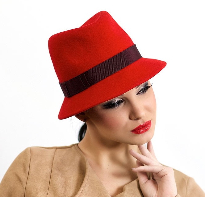 купить красную фетровую шляпу, шляпа из фетра, фетровая шляпа, женская шляпа, весенняя шляпа, шляпа с маленькими полями, осенняя шляпа, модная шляпа, стильная шляпа, шляпа федора, шляпа трилби, шляпа борсалино, дизайнерчкая шляпа, Анна Андриенко