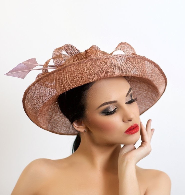 купить шляпу, широкополая шляпа, шляпа для праздника, соломенная шляпа, шляпа из синамей, бежевая шляпа, шляпа для скачек, шляпа для свадьбы, летняя шляпа, шляпа для приема, светская шляпа, шляпа с перьями, широкополая шляпа, шляпа с круглой тульей, асимметричная шляпа, дизайнерская шляпа, Анна Андриенко