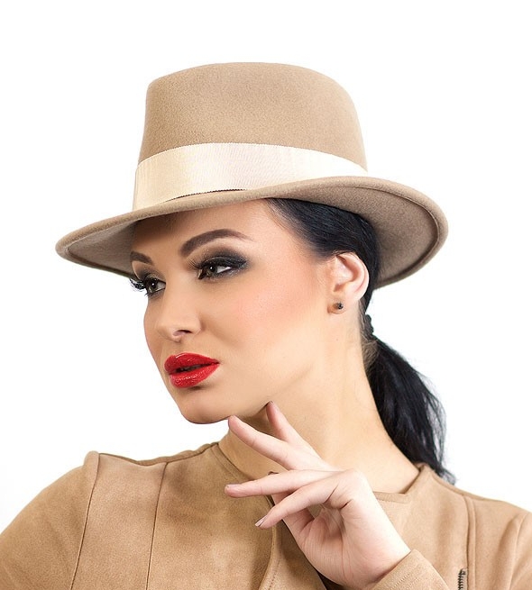 купить бежевую шляпу, шляпа федора, шляпа трилби, молодежная шляпа, женская шляпа, фетровая шляпа, шляпа из фетра, шляпа борсалино, шляпа ручной работы, дизайнерская шляпа, весенняя шляпа, модная шляпа, стильная шляпа, осенняя шляпа