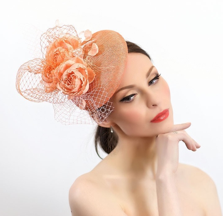 шляпки для скачек, купить персиковую вечернюю шляпку, купить шляпку с вуалью, шляпка таблетка с цветами, шляпка для скачек, вечерняя шляпка, свадебные шляпки, шляпки для свадьбы, Анна Андриенко