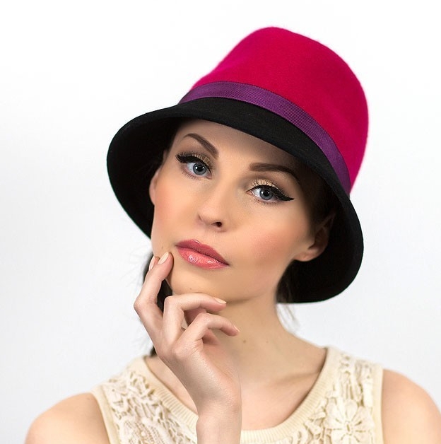 купить двухцветную шляпу, малиновая шляпа, черная шляпа, женская шляпа, фетровая шляпа, шляпа федора, классическая шляпа, бросила, шляпа трели, дизайнерская шляпа, весенняя шляпа, осенняя шляпа, стильная шляпа, модная шляпа
