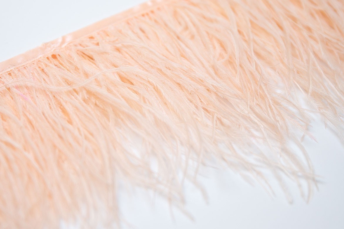 персиковые перья, купить перья страуса на ленте спб, перья для платья, перья для юбки, перья для окантовки, купить персиковые перья, страусиные перья, перья для декора, перья для костюма