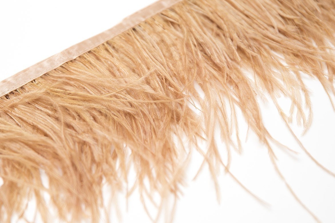 бежевые перья, купить перья страуса на ленте спб, перья для платья, перья для юбки, перья для окантовки, купить бежевые перья, страусиные перья, перья для декора, перья для костюма