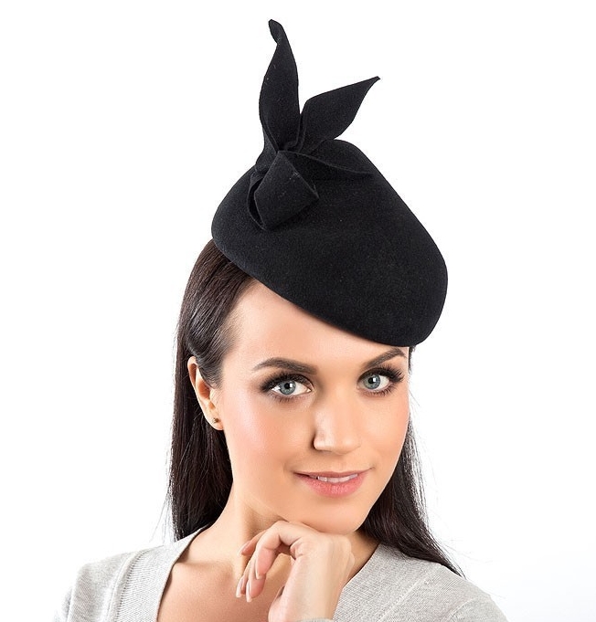 Черная шляпка таблетка из фетра с бантом, купить шляпку, купить женскую шляпку, купить шляпку таблетку, купить черную шляпку, купить шляпку для скачек, купить необычную шляпку, купить модную шляпку, вечерняя шляпка, шляпка для скачек, шляпка для праздника