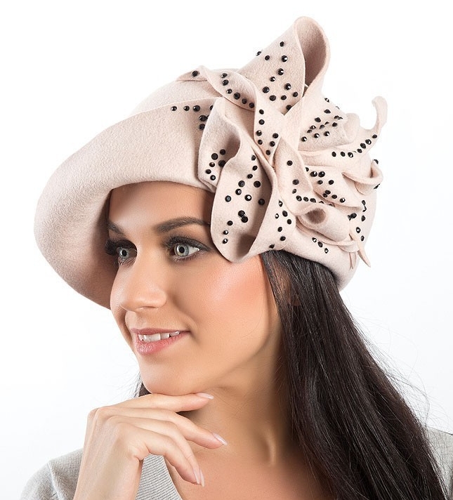 осенняя молочная шляпка, купить молочную шляпку спб, купить фетровую светлую шляпку в москве, купить дизайнерскую шляпку, осенняя шляпка, зимняя шляпа, шляпка со стразами, весенняя шляпка, Анна Андриенко, изготовление шляп